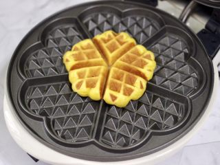 13、南瓜酸奶华夫饼,烙至两面金黄色即可。