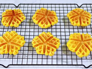 14、南瓜酸奶华夫饼,依次做完所有的华夫饼胚，做好的华夫饼放到架子上凉凉保存就可以了。
