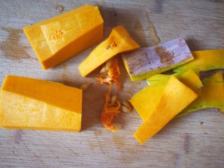 2、千层手撕南瓜馒头,南瓜洗净去皮去瓤。