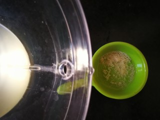 6、千层手撕南瓜馒头,取蒸馏水将酵母化开拌匀倒入南瓜泥里面。