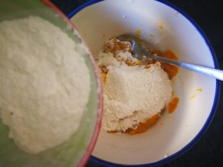 7、千层手撕南瓜馒头,加入面粉用手搓匀,不用另外加水,南瓜蒸出来后很多水的。