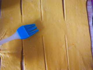 12、千层手撕南瓜馒头,表面刷点油。