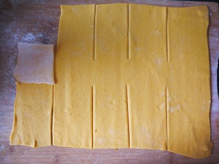 13、千层手撕南瓜馒头,最左边1列面片各1/3处上下折叠。