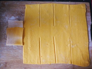 14、千层手撕南瓜馒头,如图这样折~