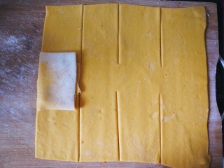 15、千层手撕南瓜馒头,向右折,然后再各1/3处上下折叠。