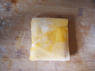 16、千层手撕南瓜馒头,依次折叠直到最后叠完形成一个方形。