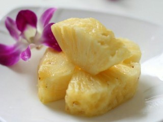 1、叶酸蔬果汁,菠萝去皮洗净切块，放盐水中泡15分钟左右。