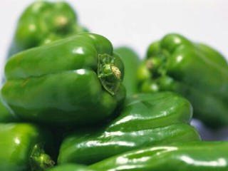 2、叶酸蔬果汁,青椒洗净去籽切成小块放盘中备用。