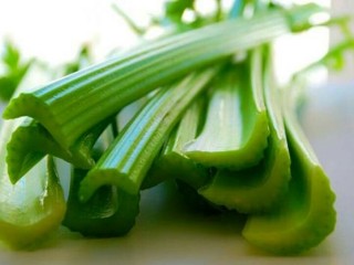 3、叶酸蔬果汁,西芹用开水稍作烫一下洗净切段备用。