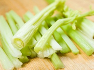 4、叶酸蔬果汁,柠檬去皮切块去籽，然后将以上食材依次倒入惠尔宝料理机机容杯中加入适量的饮用水。