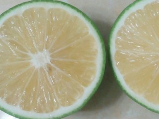 5、叶酸蔬果汁,扣紧杯盖 使用智能款机器，手指轻触"on/off"开关键 选择"蔬果汁"。