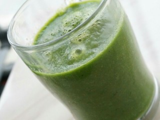 6、叶酸蔬果汁,完成后将叶酸蔬果汁倒入杯中饮用。