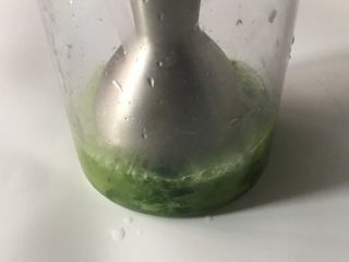 2、宝宝辅食之小白菜蛋黄米糊,.将焯水好的小白菜捞起，用料理机打成泥；8个月以上的宝宝，直接用刀剁碎即可.