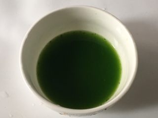 3、宝宝辅食之小白菜蛋黄米糊,打好的小白菜汁盛起备用