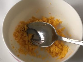 5、宝宝辅食之小白菜蛋黄米糊,用勺子将蛋黄压碎。