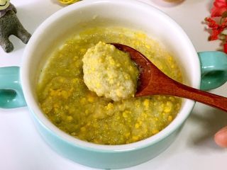 7、宝宝辅食之小白菜蛋黄米糊,搅拌一下就可以给宝宝吃了。