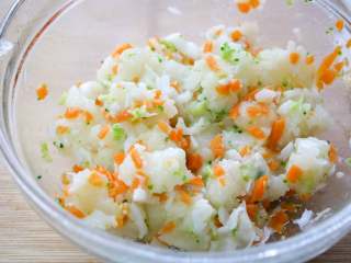 5、宝宝鳕鱼土豆饼,把所有材料搅拌到一起，加一些盐调味，一岁内宝宝就不要加盐了。如果太干，就加一点蒸鳕鱼的汤。