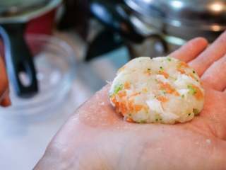 7、宝宝鳕鱼土豆饼,轻轻压成小饼。