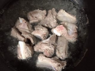 2、莲藕花生排骨汤,排骨洗净冷水下锅，水开后撇去血沫