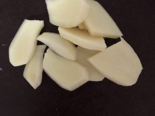 3、莲藕花生排骨汤,姜切片