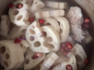6、莲藕花生排骨汤,加适量水，刚没过食材就好