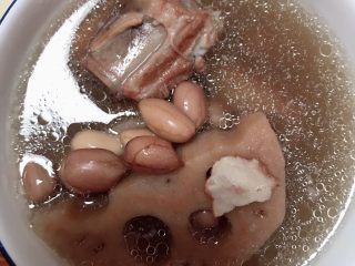 8、莲藕花生排骨汤,成品图