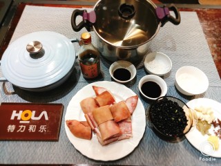 1、黑豆炖猪蹄,准备所以食材和料理用的锅具