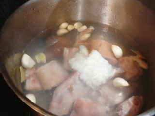 2、黑豆炖猪蹄,亚伦烫锅放入适当水将????手、蒜子、姜片酒酿放入锅中一起烧