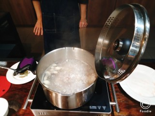 3、黑豆炖猪蹄,大????烧开后，开盖在烧2-3分钟，待血水充分烧出后关火