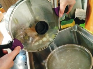 4、黑豆炖猪蹄,将水倒掉（看到亚伦汤锅的好用之处了吧，锅两边的小耳朵????一压，直接就可以倒出水了）太方便了，赞赞哒????