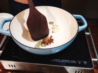 5、黑豆炖猪蹄,亚莫铸铁珐琅锅25cm放入少量油，将八角、香叶、蒜子煸香