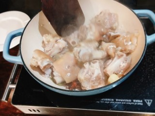 6、黑豆炖猪蹄,放入????手煸炒