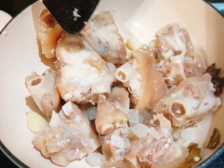 7、黑豆炖猪蹄,加入冰糖翻炒