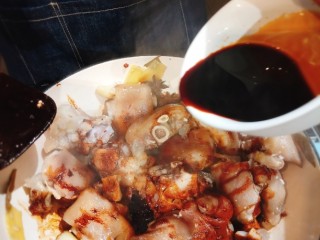 8、黑豆炖猪蹄,加入老抽和油铺子酱油翻炒上色