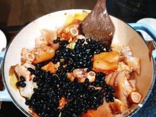 9、黑豆炖猪蹄,上色后加入黑豆翻炒