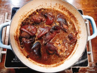 11、黑豆炖猪蹄,小????慢炖一个小时左右用筷子试????手皮软烂后收汁即可