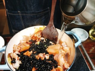 10、黑豆炖猪蹄,加入适当水，加盖焖煮