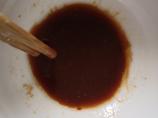 2、碧根果可可脆,除碧根果全都倒入小碗里。隔50度左右的水融化搅拌均匀。