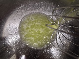 4、碧根果可可脆,蛋白和细砂糖倒入无水无油的盆里。