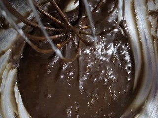 9、碧根果可可脆,搅拌成无颗粒状态（面粉吸水性不同，面糊稠了减1-2克粉稀了就加1-2克粉）