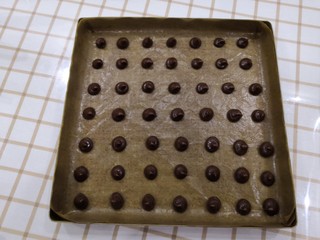 11、碧根果可可脆,烤盘铺油布，有间隔的挤圆点。