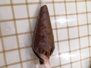 10、碧根果可可脆,装入裱花袋（用花嘴挤更圆）