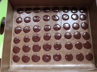 12、碧根果可可脆,烤箱提前预热，上下火150度中层放进烤箱1-2分钟，面糊摊开就拿出来。想要再薄点就轻震下烤盘。