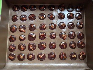 13、碧根果可可脆,放上碧根果。再次放回烤箱13-15分钟（时间温度仅供参考）