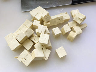 8、香菇肉末豆腐,豆腐切块；