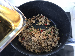 26、香菇肉末豆腐,炒匀后倒入香菇水；