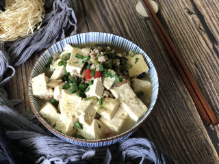 31、香菇肉末豆腐,收汁后出锅盛盘，撒上葱花，齐活儿！