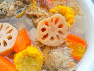 12、莲藕胡萝卜玉米排骨汤 美味营养又健康,太美味啦。