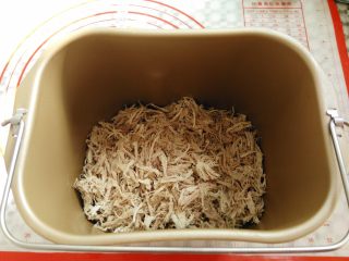 9、香酥猪肉蓉——宝宝辅食,肉丝放入面包桶内
