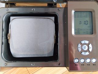 11、香酥猪肉蓉——宝宝辅食,为了防止肉松在做的过程中肉丝飞溅到面包桶外可以在面包桶上盖一张油纸或者锡纸